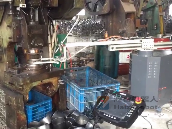 老衝床改自動化機械手衝壓上下料(圖1) 老衝床改自動化機械手衝壓上下料(圖1)